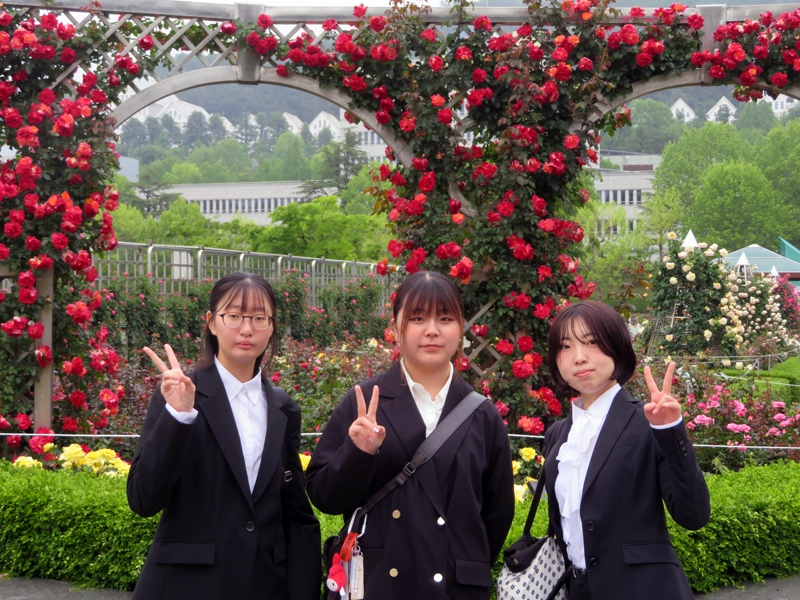 「Rose Festival」開催中の朝鮮大学キャンパス